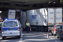 LKW blieb unter Bruecke haengen Koeln Ehrenfeld Innere Kanalstr Hornstr P138